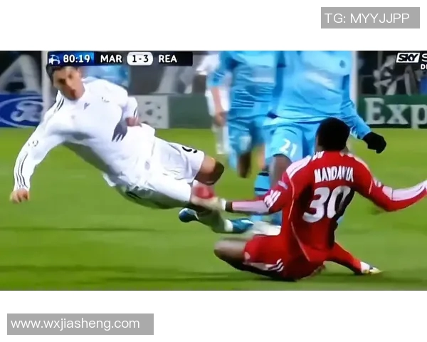 C罗顶胯引发热议足球场上的魅力与争议交织的瞬间